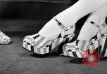 Standbild fashion parade New York City USA, 1946, aus Sekunde 55 historischem Filmmaterial Videoclip 65675069953
