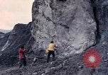 Standbild Geologen Washington Mount Saint Helens USA, 1980, aus Sekunde 1 historischem Filmmaterial Videoclip 65675069960