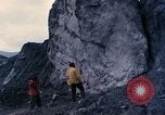 Standbild Geologen Washington Mount Saint Helens USA, 1980, aus Sekunde 6 historischem Filmmaterial Videoclip 65675069960