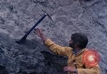 Standbild Geologen Washington Mount Saint Helens USA, 1980, aus Sekunde 13 historischem Filmmaterial Videoclip 65675069960