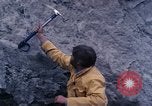 Standbild Geologen Washington Mount Saint Helens USA, 1980, aus Sekunde 15 historischem Filmmaterial Videoclip 65675069960