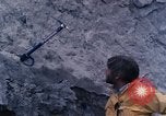 Standbild Geologen Washington Mount Saint Helens USA, 1980, aus Sekunde 17 historischem Filmmaterial Videoclip 65675069960
