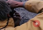 Standbild Geologen Washington Mount Saint Helens USA, 1980, aus Sekunde 21 historischem Filmmaterial Videoclip 65675069960