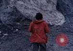 Standbild Geologen Washington Mount Saint Helens USA, 1980, aus Sekunde 22 historischem Filmmaterial Videoclip 65675069960