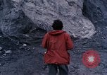 Standbild Geologen Washington Mount Saint Helens USA, 1980, aus Sekunde 23 historischem Filmmaterial Videoclip 65675069960
