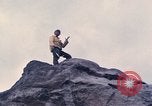 Standbild Geologen Washington Mount Saint Helens USA, 1980, aus Sekunde 33 historischem Filmmaterial Videoclip 65675069960