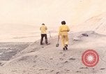 Standbild Geologen Washington Mount Saint Helens USA, 1980, aus Sekunde 1 historischem Filmmaterial Videoclip 65675069961