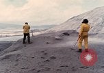 Standbild Geologen Washington Mount Saint Helens USA, 1980, aus Sekunde 6 historischem Filmmaterial Videoclip 65675069961