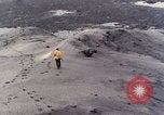 Standbild Geologen Washington Mount Saint Helens USA, 1980, aus Sekunde 17 historischem Filmmaterial Videoclip 65675069961