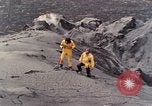 Standbild Geologen Washington Mount Saint Helens USA, 1980, aus Sekunde 28 historischem Filmmaterial Videoclip 65675069961