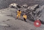 Standbild Geologen Washington Mount Saint Helens USA, 1980, aus Sekunde 30 historischem Filmmaterial Videoclip 65675069961