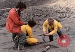 Standbild Geologen Washington Mount Saint Helens USA, 1980, aus Sekunde 37 historischem Filmmaterial Videoclip 65675069961