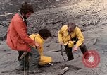 Standbild Geologen Washington Mount Saint Helens USA, 1980, aus Sekunde 39 historischem Filmmaterial Videoclip 65675069961