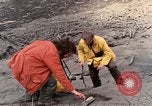 Standbild Geologen Washington Mount Saint Helens USA, 1980, aus Sekunde 40 historischem Filmmaterial Videoclip 65675069961