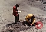 Standbild Geologen Washington Mount Saint Helens USA, 1980, aus Sekunde 3 historischem Filmmaterial Videoclip 65675069964
