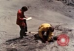 Standbild Geologen Washington Mount Saint Helens USA, 1980, aus Sekunde 4 historischem Filmmaterial Videoclip 65675069964