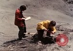 Standbild Geologen Washington Mount Saint Helens USA, 1980, aus Sekunde 5 historischem Filmmaterial Videoclip 65675069964