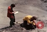 Standbild Geologen Washington Mount Saint Helens USA, 1980, aus Sekunde 6 historischem Filmmaterial Videoclip 65675069964