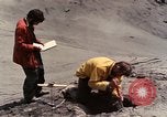 Standbild Geologen Washington Mount Saint Helens USA, 1980, aus Sekunde 8 historischem Filmmaterial Videoclip 65675069964