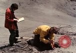 Standbild Geologen Washington Mount Saint Helens USA, 1980, aus Sekunde 9 historischem Filmmaterial Videoclip 65675069964
