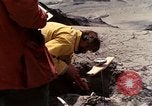 Standbild Geologen Washington Mount Saint Helens USA, 1980, aus Sekunde 15 historischem Filmmaterial Videoclip 65675069964