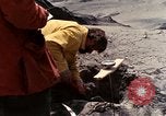 Standbild Geologen Washington Mount Saint Helens USA, 1980, aus Sekunde 17 historischem Filmmaterial Videoclip 65675069964