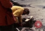 Standbild Geologen Washington Mount Saint Helens USA, 1980, aus Sekunde 18 historischem Filmmaterial Videoclip 65675069964