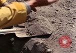 Standbild Geologen Washington Mount Saint Helens USA, 1980, aus Sekunde 29 historischem Filmmaterial Videoclip 65675069964