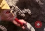 Standbild Geologen Washington Mount Saint Helens USA, 1980, aus Sekunde 31 historischem Filmmaterial Videoclip 65675069964