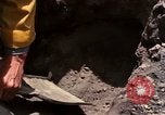Standbild Geologen Washington Mount Saint Helens USA, 1980, aus Sekunde 32 historischem Filmmaterial Videoclip 65675069964