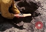 Standbild Geologen Washington Mount Saint Helens USA, 1980, aus Sekunde 36 historischem Filmmaterial Videoclip 65675069964