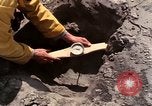 Standbild Geologen Washington Mount Saint Helens USA, 1980, aus Sekunde 39 historischem Filmmaterial Videoclip 65675069964