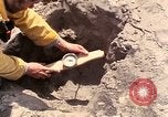 Standbild Geologen Washington Mount Saint Helens USA, 1980, aus Sekunde 40 historischem Filmmaterial Videoclip 65675069964