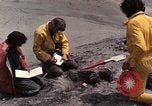 Standbild Geologen Washington Mount Saint Helens USA, 1980, aus Sekunde 55 historischem Filmmaterial Videoclip 65675069964
