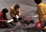 Standbild Geologen Washington Mount Saint Helens USA, 1980, aus Sekunde 57 historischem Filmmaterial Videoclip 65675069964