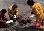 Standbild Geologen Washington Mount Saint Helens USA, 1980, aus Sekunde 60 historischem Filmmaterial Videoclip 65675069964