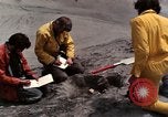 Standbild Geologen Washington Mount Saint Helens USA, 1980, aus Sekunde 61 historischem Filmmaterial Videoclip 65675069964