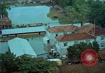 Immagine di Il fiume Mekong inondazioni città di Chau Doc in Vietnam durante la Guerra del Vietnam Chau Doc Vietnam del Sud, 1966, secondo 3 filmato di repertorio 65675069969