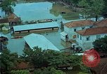 Immagine di Il fiume Mekong inondazioni città di Chau Doc in Vietnam durante la Guerra del Vietnam Chau Doc Vietnam del Sud, 1966, secondo 4 filmato di repertorio 65675069969