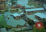 Immagine di Il fiume Mekong inondazioni città di Chau Doc in Vietnam durante la Guerra del Vietnam Chau Doc Vietnam del Sud, 1966, secondo 7 filmato di repertorio 65675069969