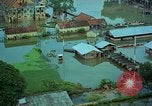 Immagine di Il fiume Mekong inondazioni città di Chau Doc in Vietnam durante la Guerra del Vietnam Chau Doc Vietnam del Sud, 1966, secondo 8 filmato di repertorio 65675069969