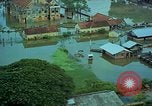 Immagine di Il fiume Mekong inondazioni città di Chau Doc in Vietnam durante la Guerra del Vietnam Chau Doc Vietnam del Sud, 1966, secondo 9 filmato di repertorio 65675069969