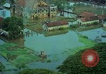 Immagine di Il fiume Mekong inondazioni città di Chau Doc in Vietnam durante la Guerra del Vietnam Chau Doc Vietnam del Sud, 1966, secondo 12 filmato di repertorio 65675069969