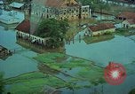 Immagine di Il fiume Mekong inondazioni città di Chau Doc in Vietnam durante la Guerra del Vietnam Chau Doc Vietnam del Sud, 1966, secondo 14 filmato di repertorio 65675069969