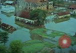 Immagine di Il fiume Mekong inondazioni città di Chau Doc in Vietnam durante la Guerra del Vietnam Chau Doc Vietnam del Sud, 1966, secondo 15 filmato di repertorio 65675069969
