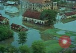 Immagine di Il fiume Mekong inondazioni città di Chau Doc in Vietnam durante la Guerra del Vietnam Chau Doc Vietnam del Sud, 1966, secondo 16 filmato di repertorio 65675069969