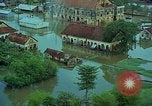 Immagine di Il fiume Mekong inondazioni città di Chau Doc in Vietnam durante la Guerra del Vietnam Chau Doc Vietnam del Sud, 1966, secondo 17 filmato di repertorio 65675069969