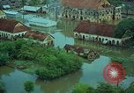 Immagine di Il fiume Mekong inondazioni città di Chau Doc in Vietnam durante la Guerra del Vietnam Chau Doc Vietnam del Sud, 1966, secondo 18 filmato di repertorio 65675069969