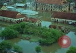 Immagine di Il fiume Mekong inondazioni città di Chau Doc in Vietnam durante la Guerra del Vietnam Chau Doc Vietnam del Sud, 1966, secondo 19 filmato di repertorio 65675069969
