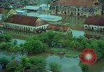 Immagine di Il fiume Mekong inondazioni città di Chau Doc in Vietnam durante la Guerra del Vietnam Chau Doc Vietnam del Sud, 1966, secondo 20 filmato di repertorio 65675069969